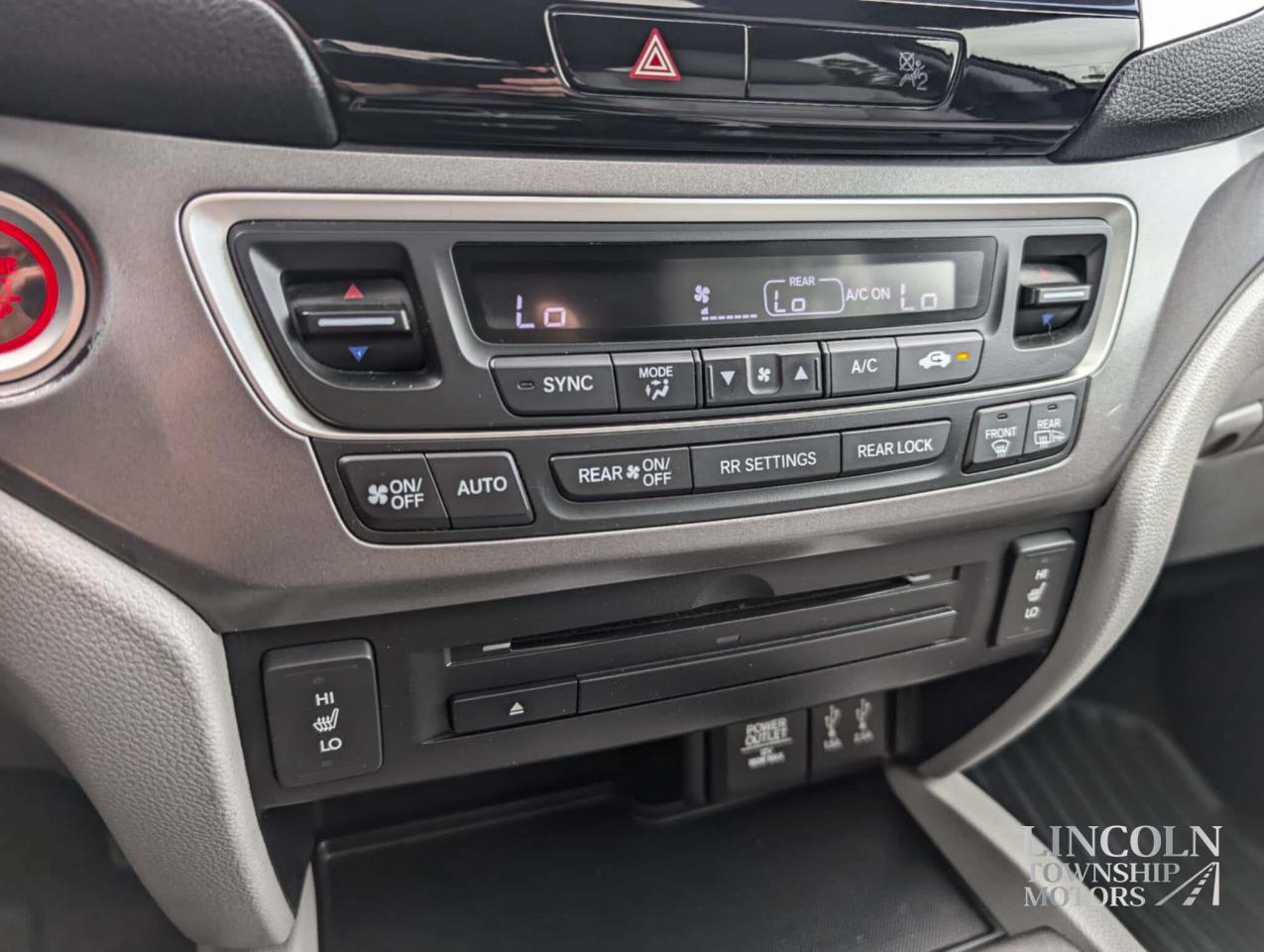 2016 Honda Pilot EX-L - RMT START, CLEAN CARFAX, 8 SEATS, NAV, 4WD Photo