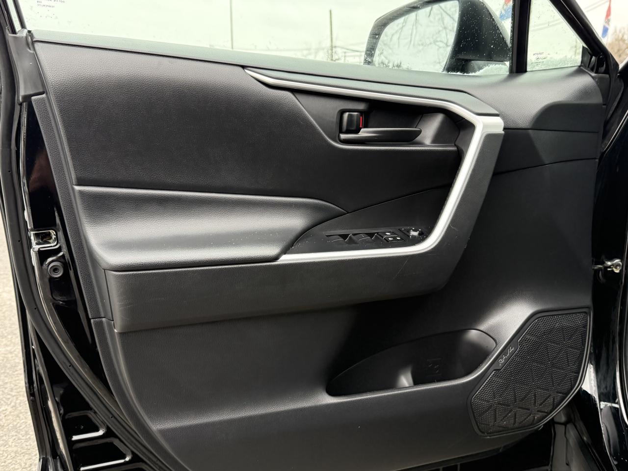 2022 Toyota RAV4 LE l FWD l One Owner l Toyota Warranty l Low Km l Photo