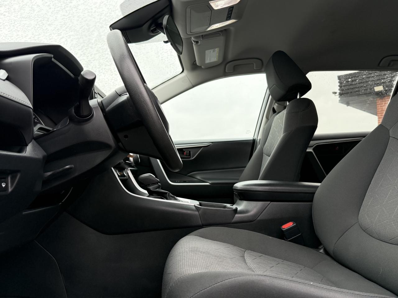 2022 Toyota RAV4 LE l FWD l One Owner l Toyota Warranty l Low Km l Photo