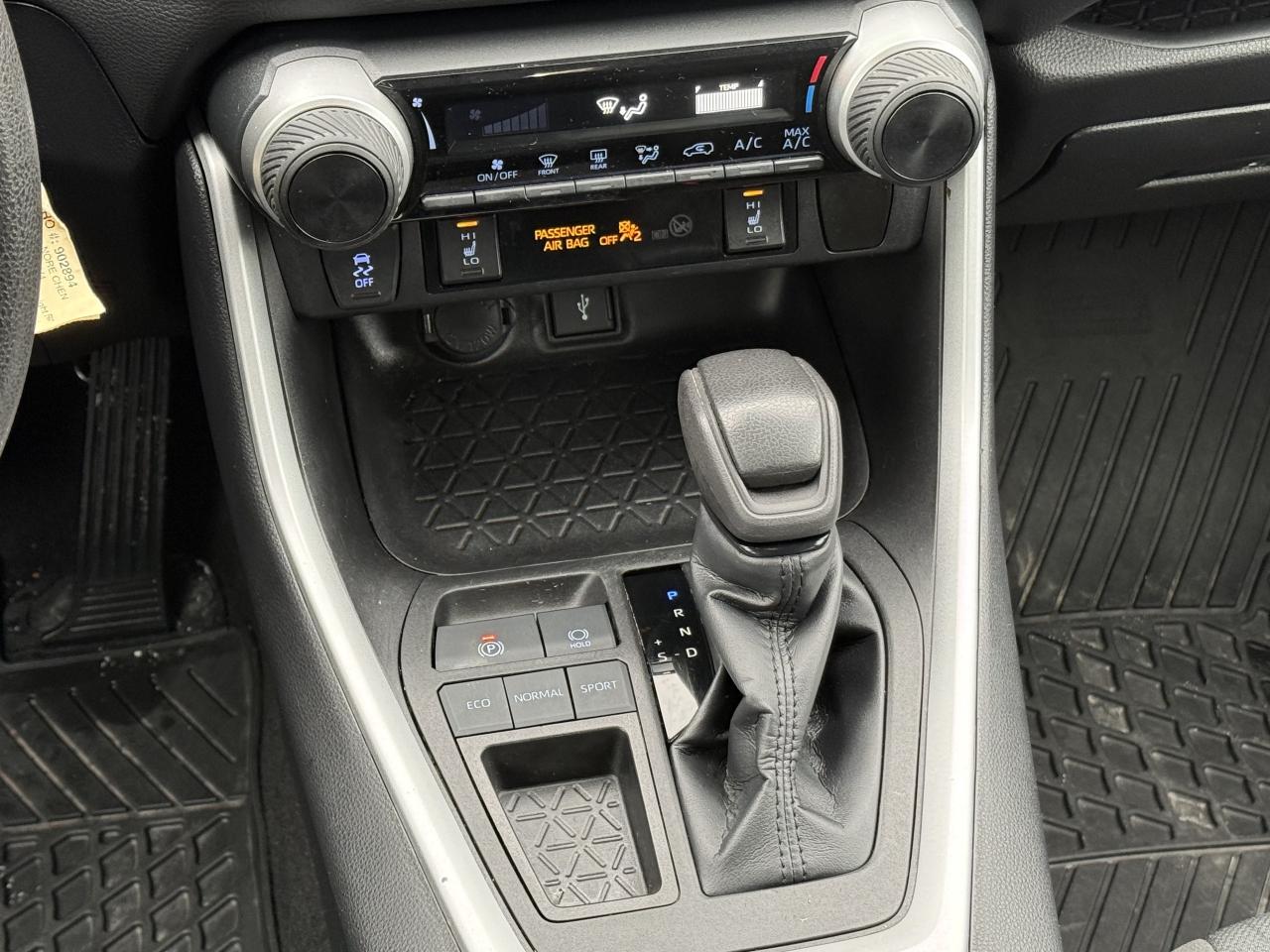 2022 Toyota RAV4 LE l FWD l One Owner l Toyota Warranty l Low Km l Photo