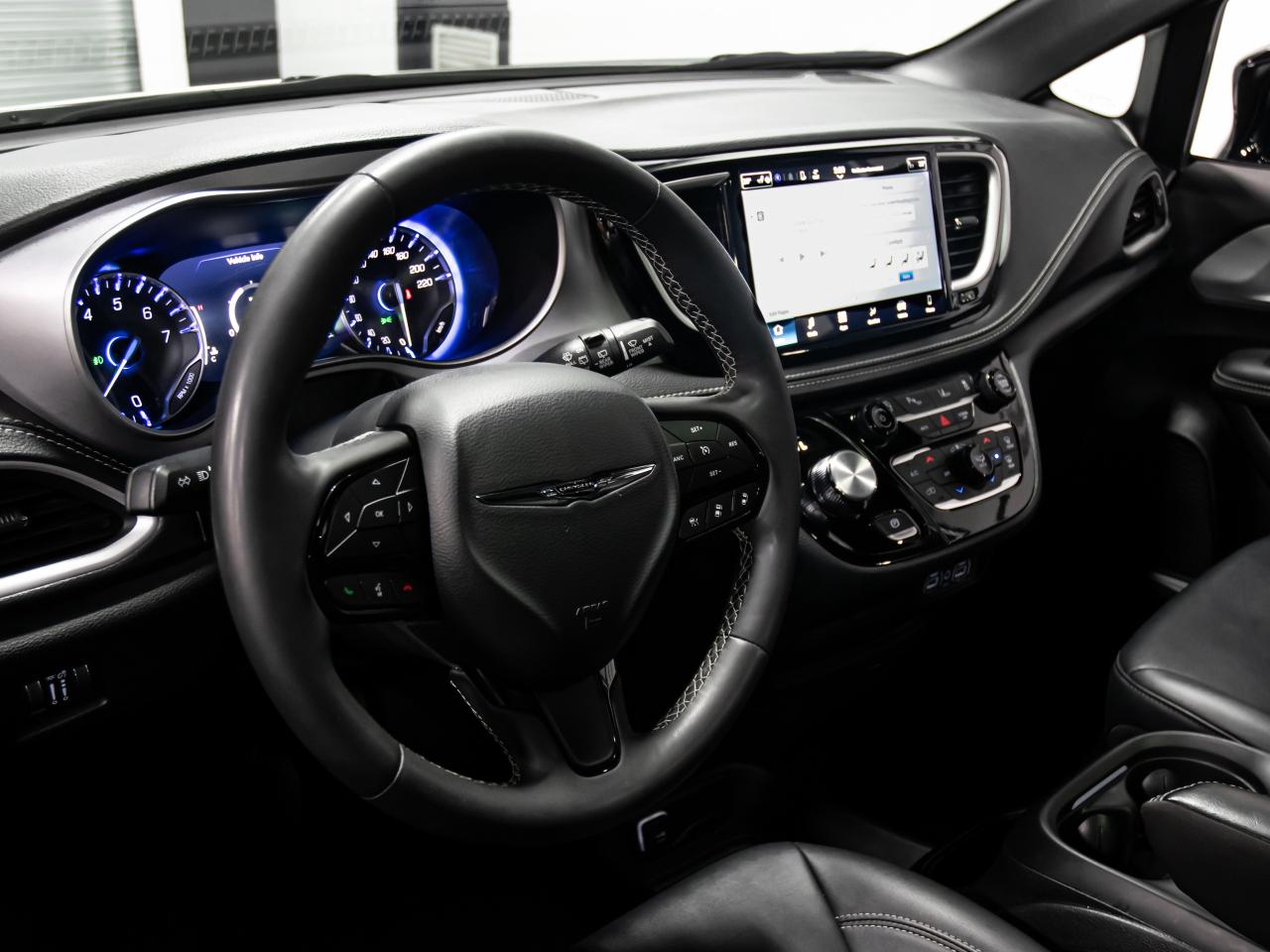 2024 Chrysler Pacifica TOURING-L FWD CARPLAY REAR VIEW CAMERA PANORAMIC Photo