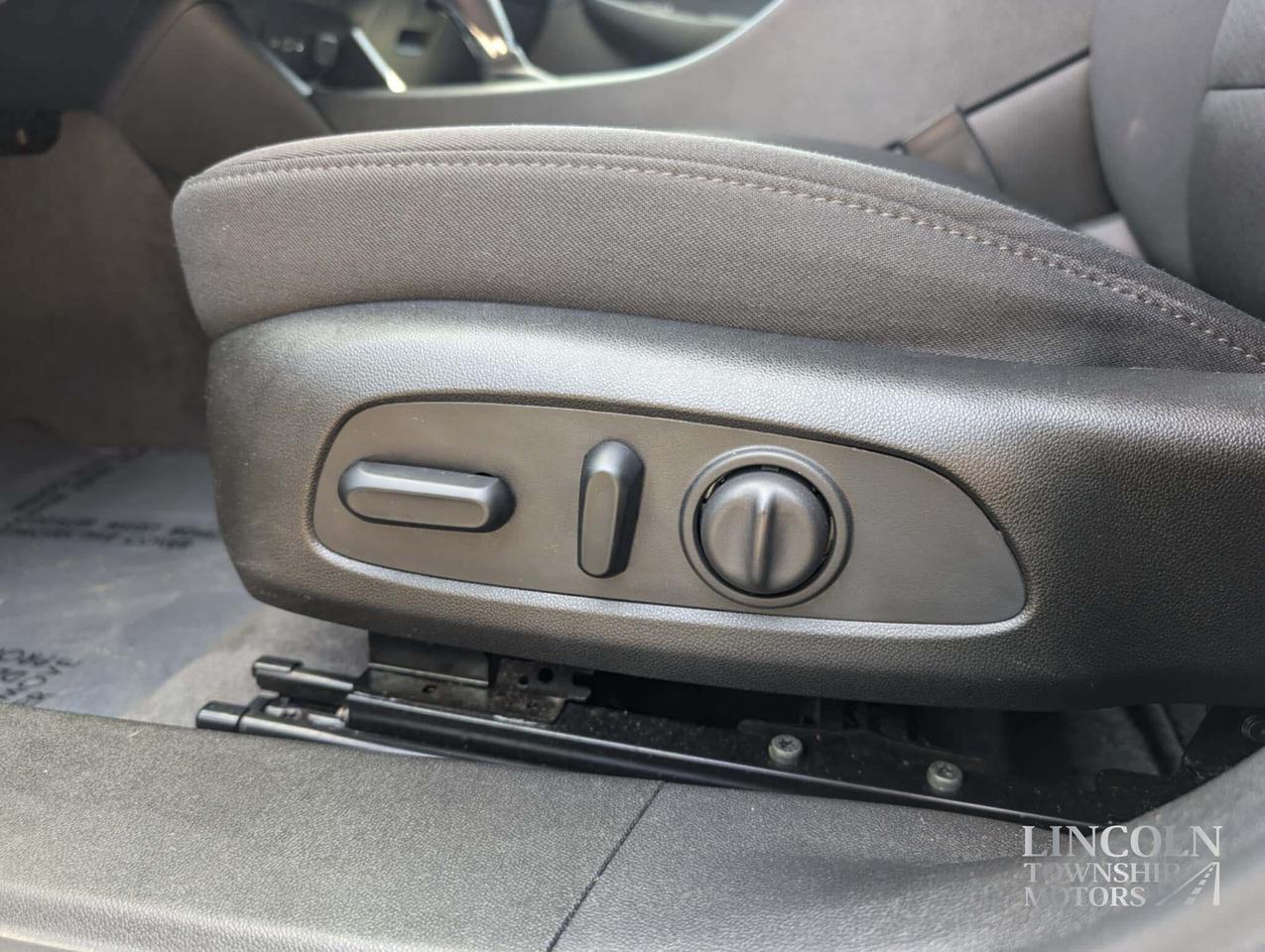 2020 Chevrolet Malibu LT-RMT START, CLEAN CARFAX, APPLE CARPLAY, WINTERS Photo