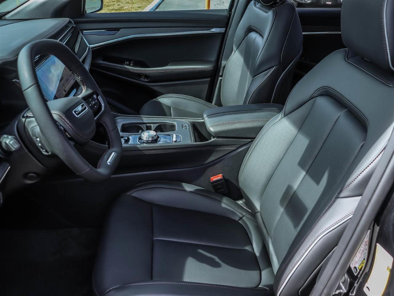 2025 Jeep Wagoneer S  Photo