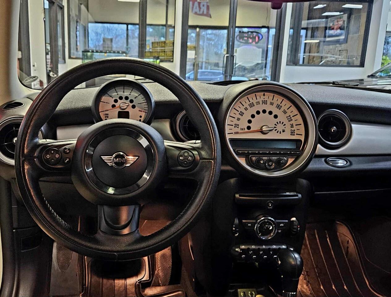 2013 MINI Cooper Hardtop 2dr Cpe Low KMs/Sunroof/Bluetooth Photo