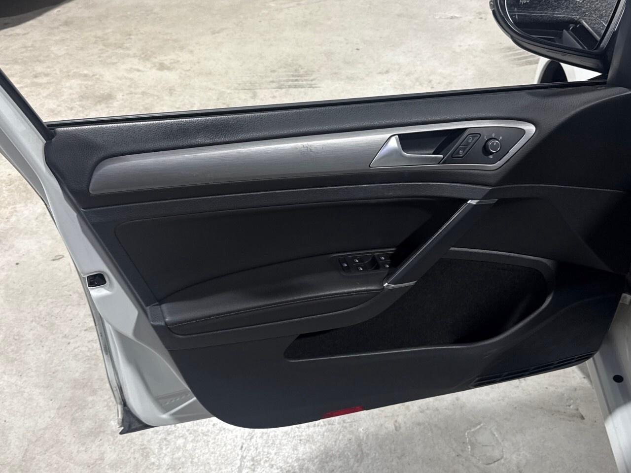 2016 Volkswagen Golf 5dr HB Man 1.8 TSI Highline 2016 Volkswagen golf f Photo