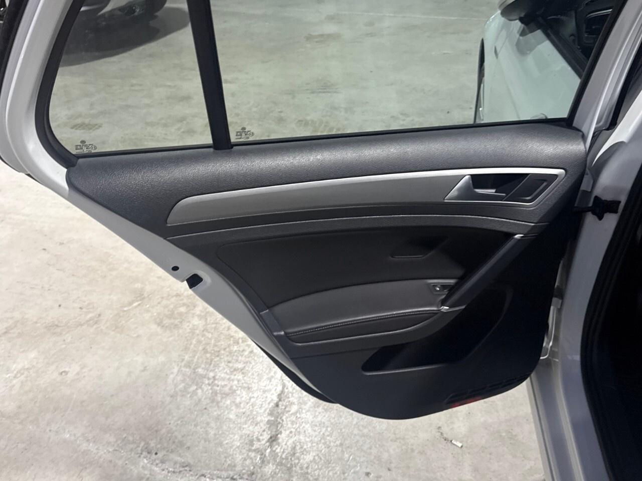 2016 Volkswagen Golf 5dr HB Man 1.8 TSI Highline 2016 Volkswagen golf f Photo