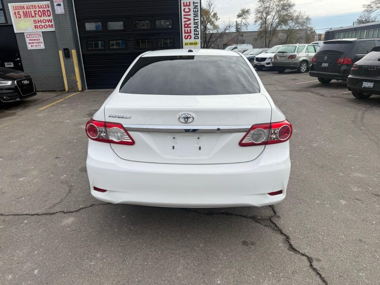 2013 Toyota Corolla 4dr Sdn Auto CE 2012 Toyota Corolla sunroof, heate Photo3