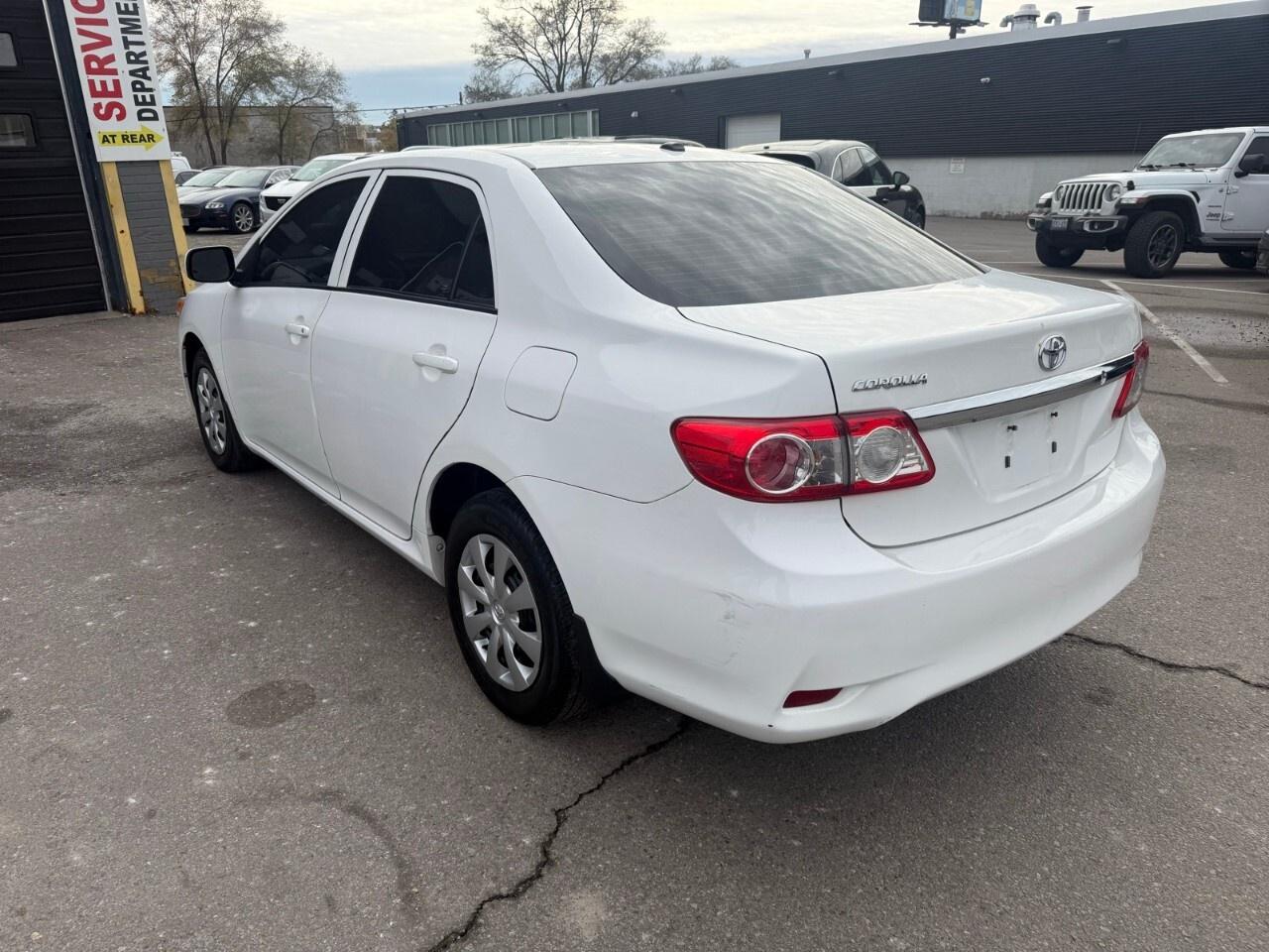 2013 Toyota Corolla 4dr Sdn Auto CE 2012 Toyota Corolla sunroof, heate Photo