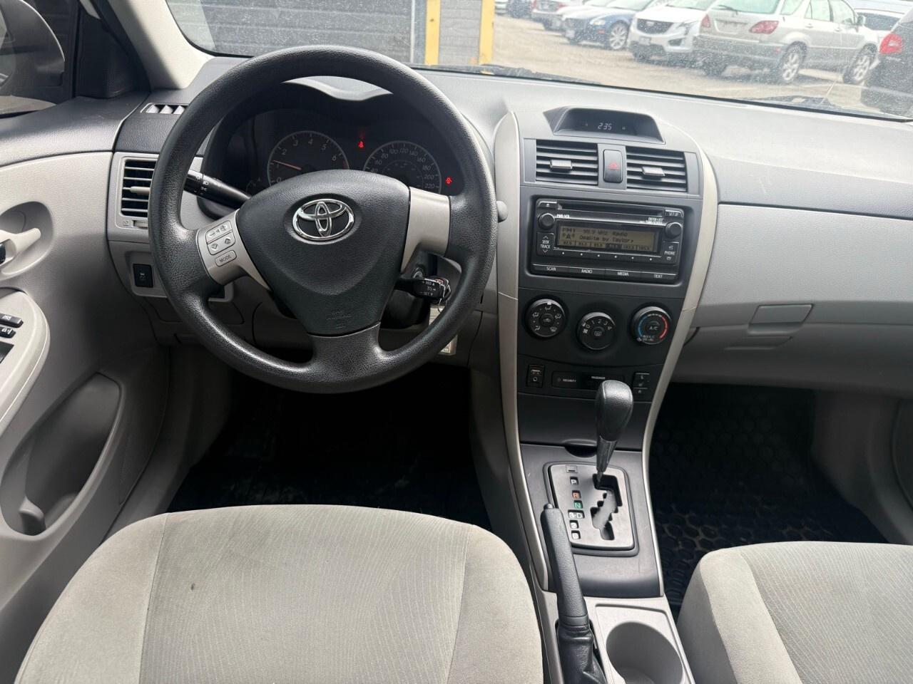 2013 Toyota Corolla 4dr Sdn Auto CE 2012 Toyota Corolla sunroof, heate Photo