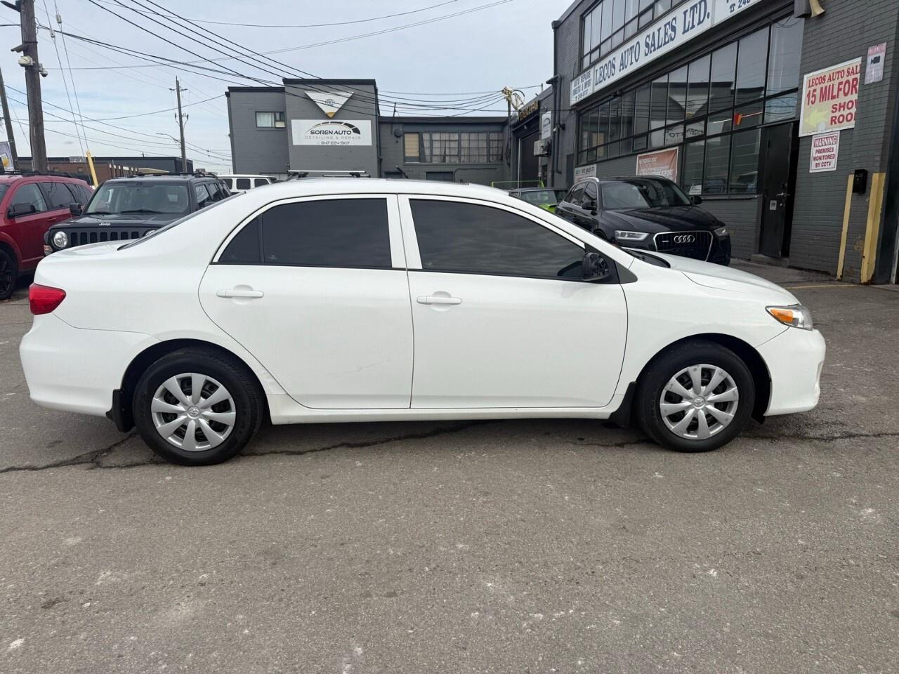 2013 Toyota Corolla 4dr Sdn Auto CE 2012 Toyota Corolla sunroof, heate Photo