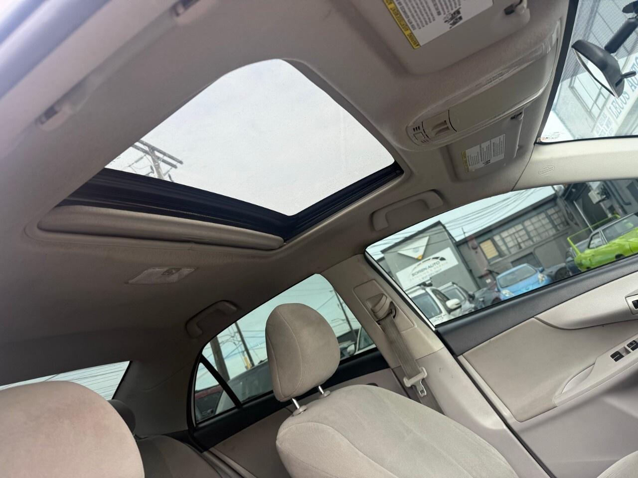 2013 Toyota Corolla 4dr Sdn Auto CE 2012 Toyota Corolla sunroof, heate Photo