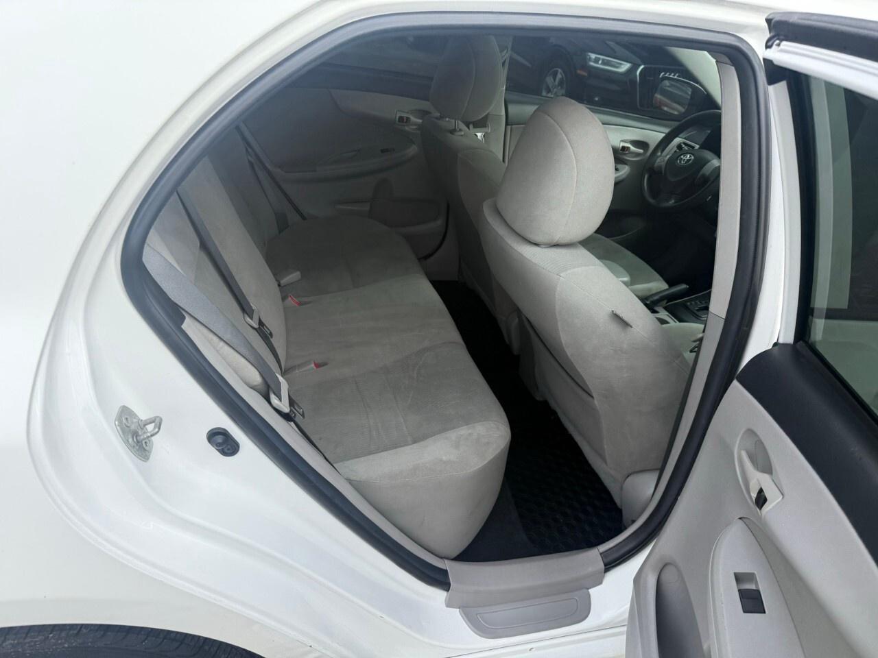 2013 Toyota Corolla 4dr Sdn Auto CE 2012 Toyota Corolla sunroof, heate Photo