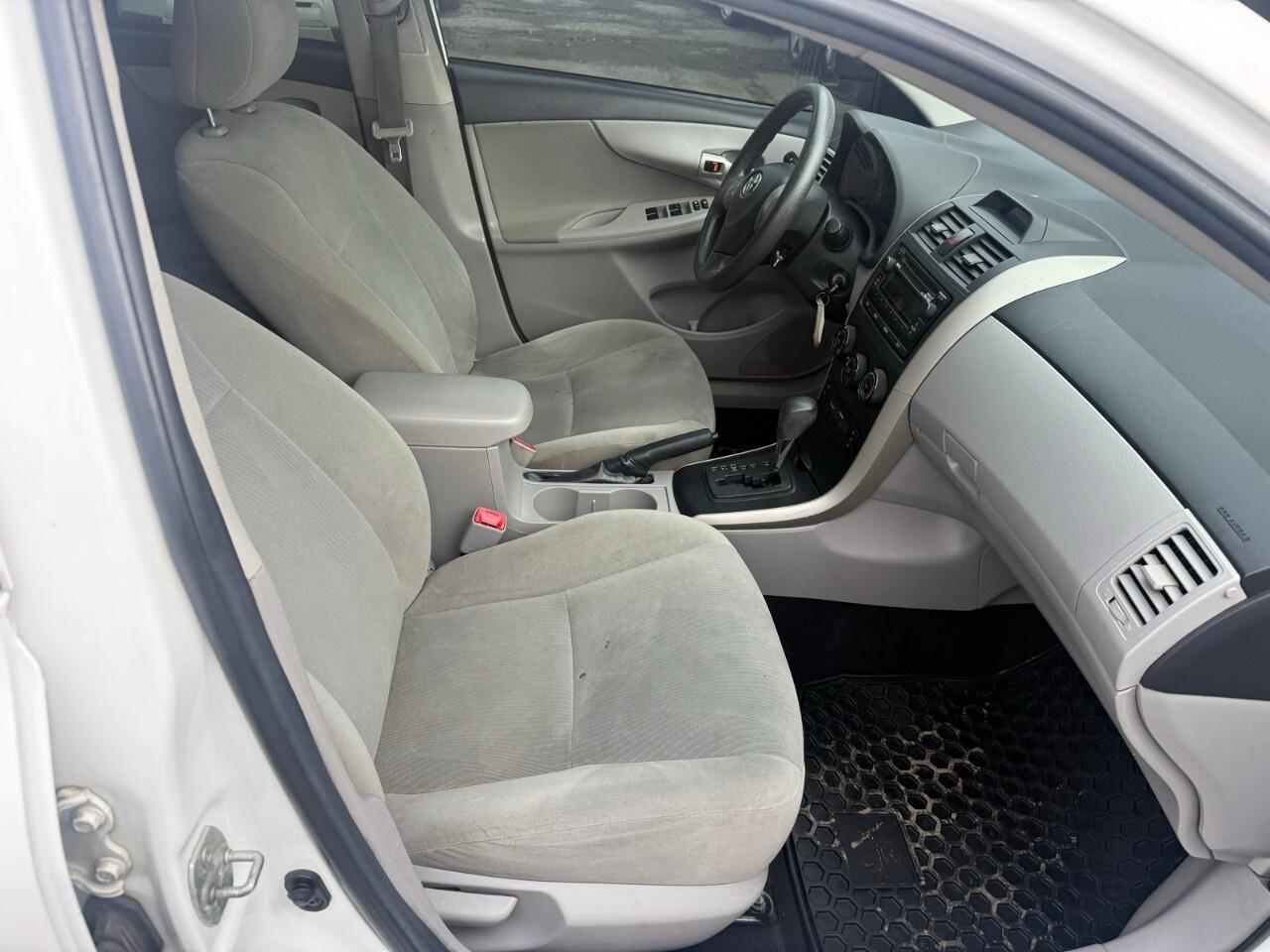 2013 Toyota Corolla 4dr Sdn Auto CE 2012 Toyota Corolla sunroof, heate Photo