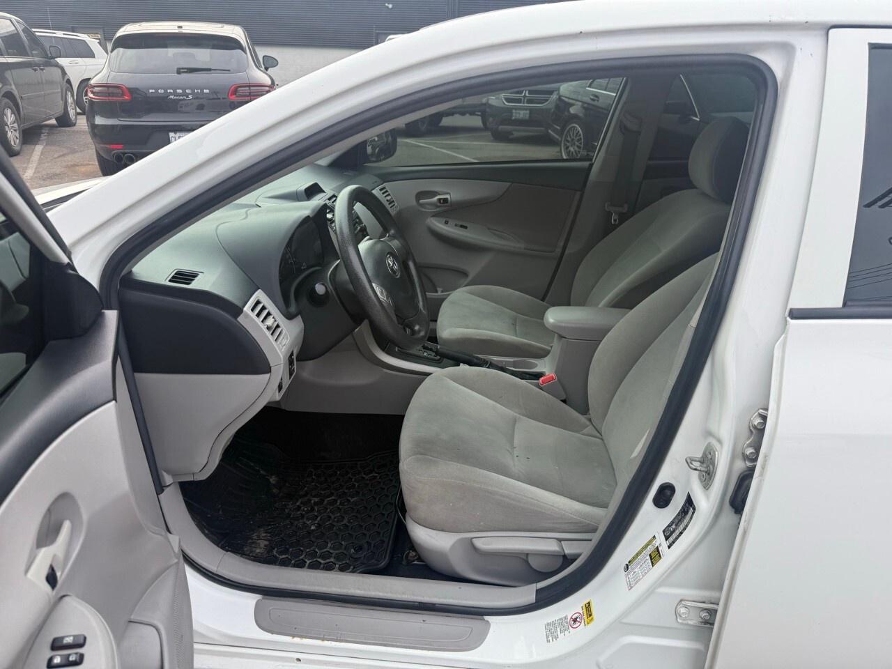 2013 Toyota Corolla 4dr Sdn Auto CE 2012 Toyota Corolla sunroof, heate Photo