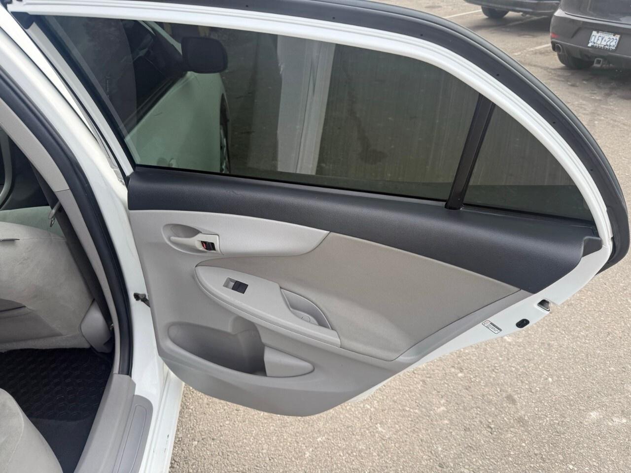 2013 Toyota Corolla 4dr Sdn Auto CE 2012 Toyota Corolla sunroof, heate Photo