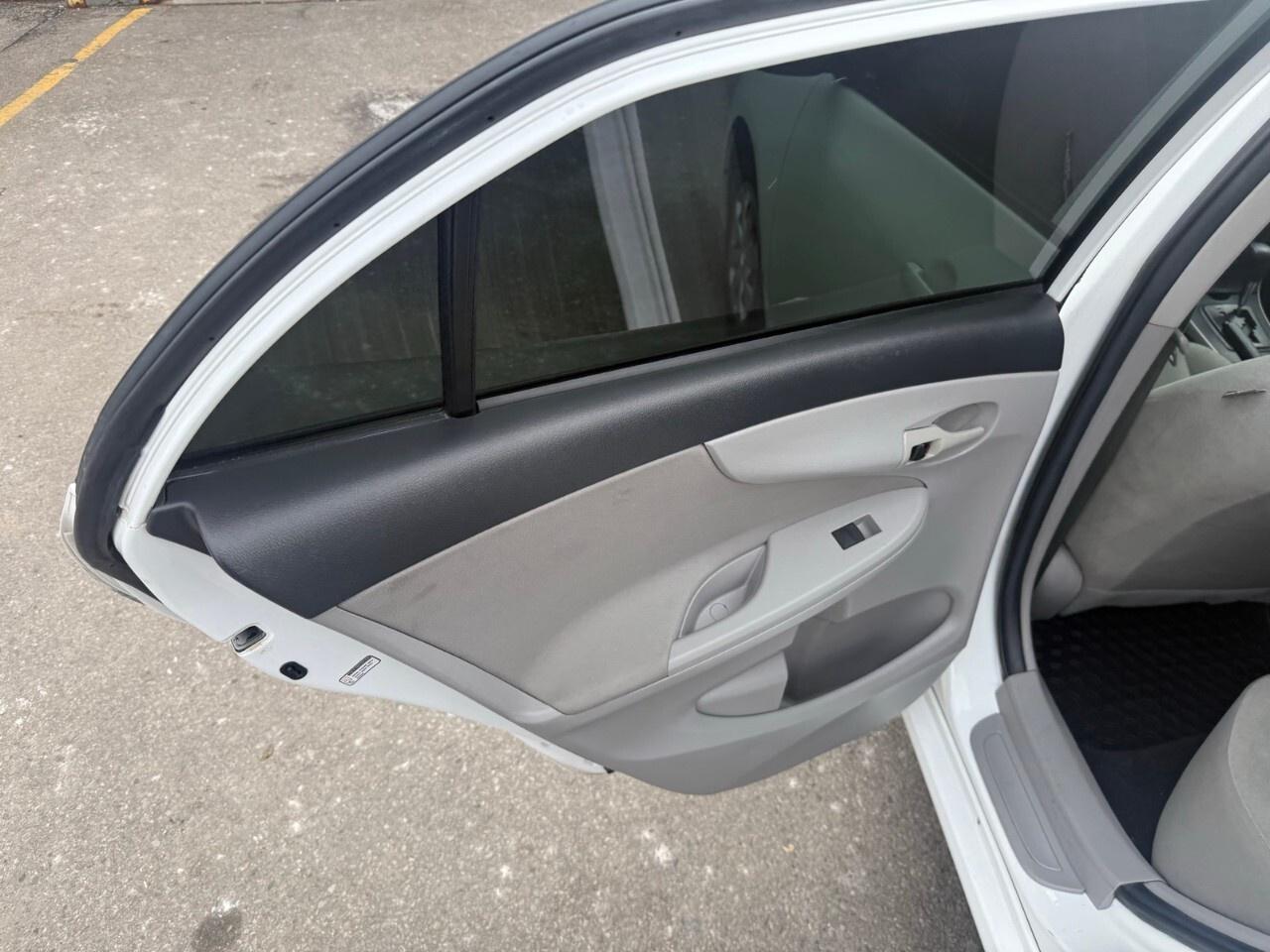 2013 Toyota Corolla 4dr Sdn Auto CE 2012 Toyota Corolla sunroof, heate Photo