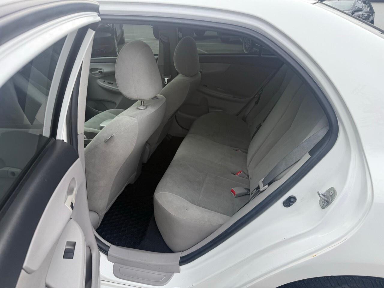 2013 Toyota Corolla 4dr Sdn Auto CE 2012 Toyota Corolla sunroof, heate Photo