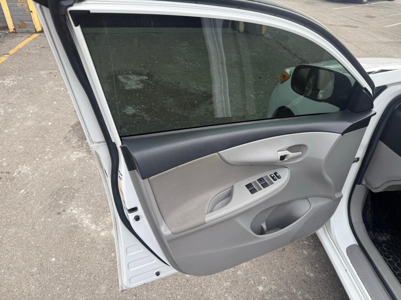 2013 Toyota Corolla 4dr Sdn Auto CE 2012 Toyota Corolla sunroof, heate Photo