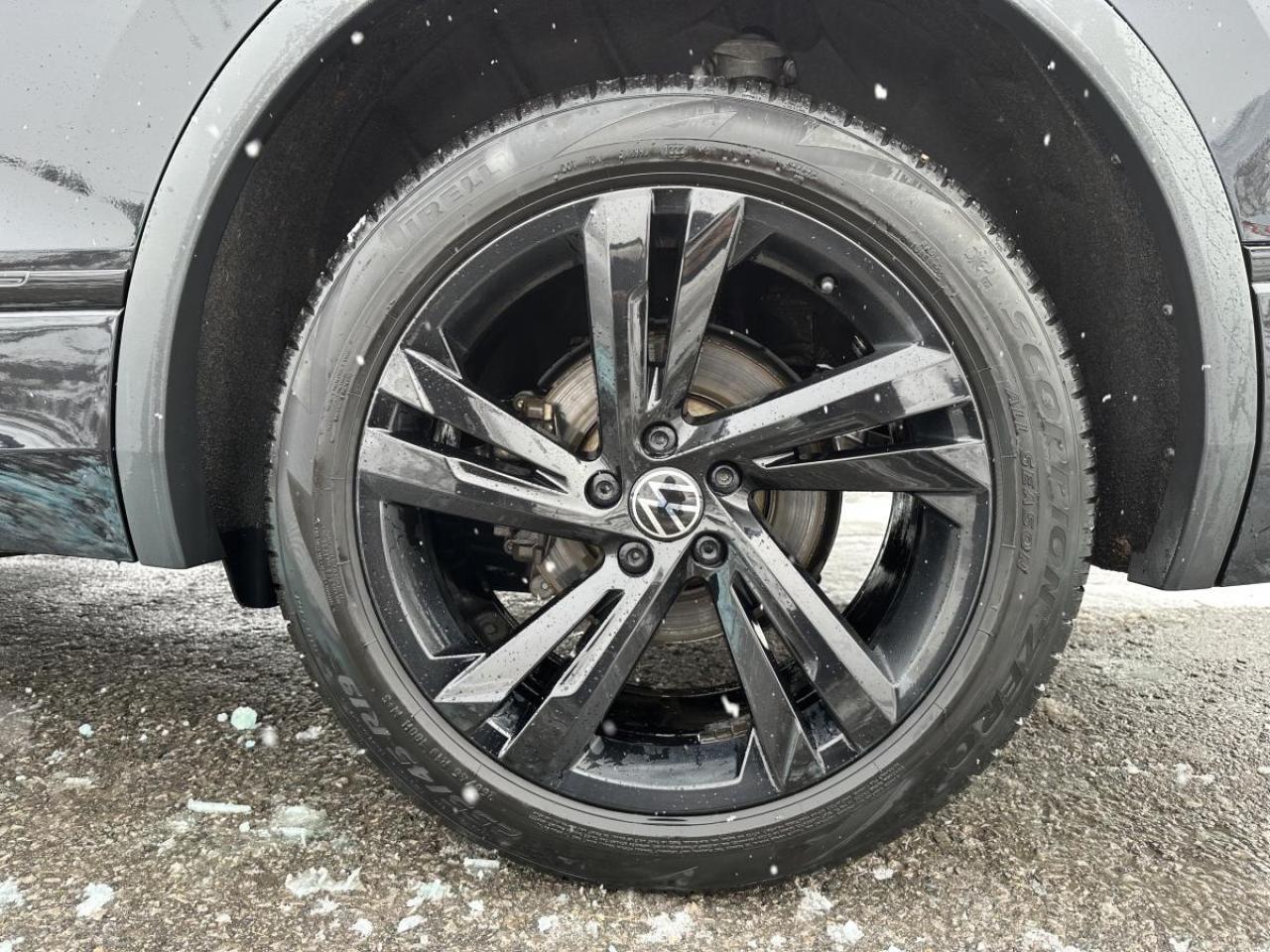 2024 Volkswagen Tiguan Comfortline R-Line Black Edition AWD - 1 OWNER Photo2