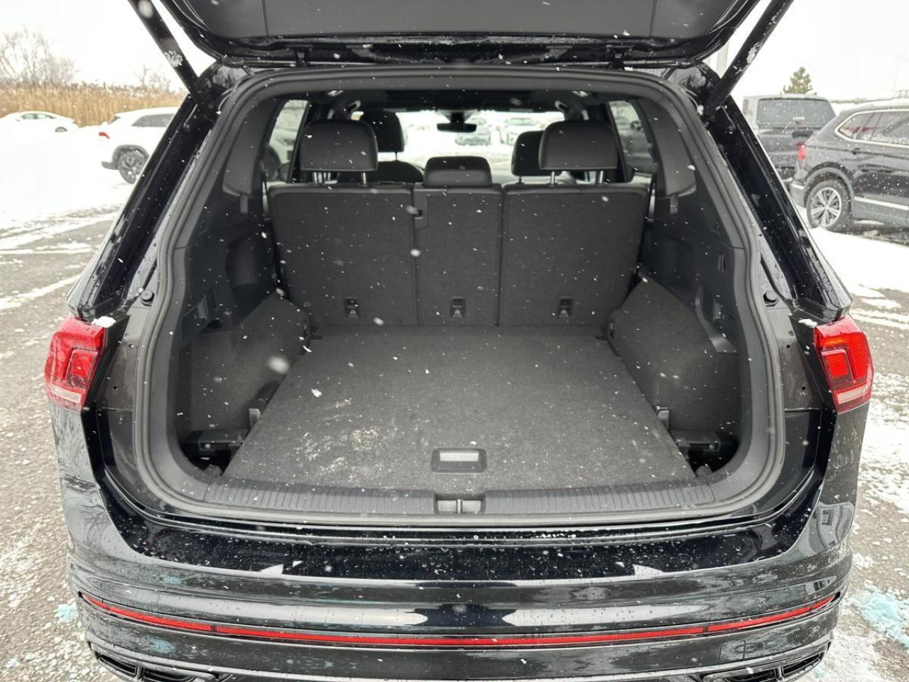 2024 Volkswagen Tiguan Comfortline R-Line Black Edition AWD - 1 OWNER Photo