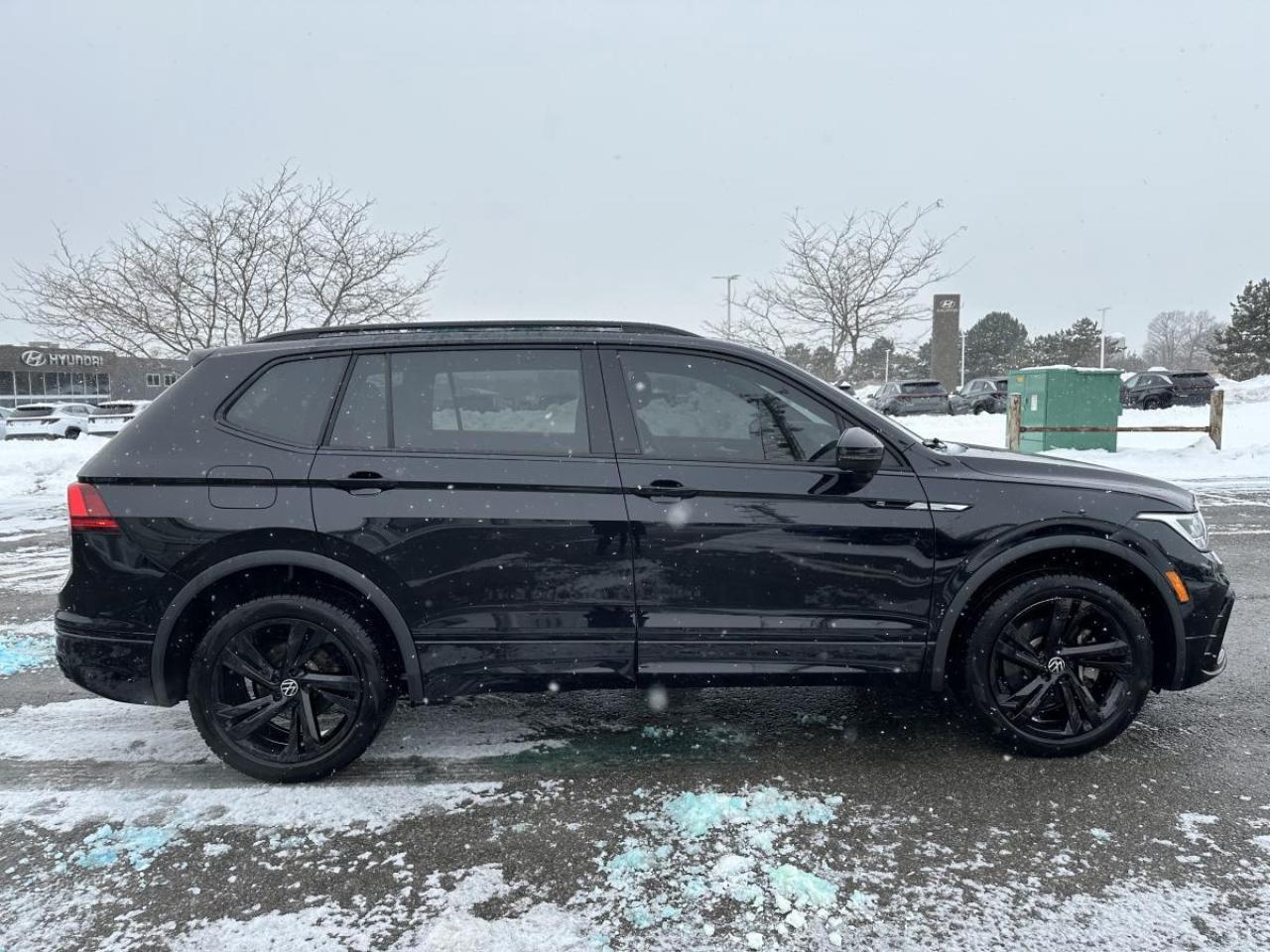 2024 Volkswagen Tiguan Comfortline R-Line Black Edition AWD - 1 OWNER Photo