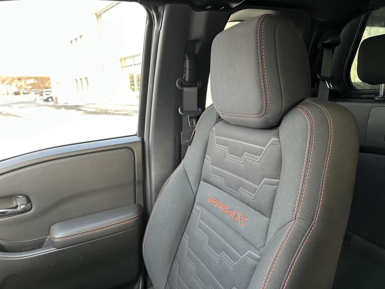 2022 Nissan Frontier King Cab PRO-4X 4x4 - LOW KMS Photo