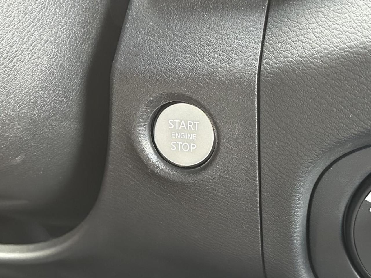 2022 Nissan Frontier King Cab PRO-4X 4x4 - LOW KMS Photo