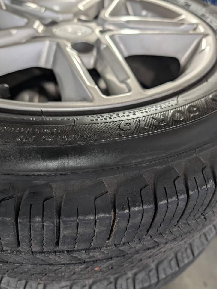 2018 Hyundai KONA 2.0L Essential WINTER TIRES + SUMMER TIRES ON RIMS Photo