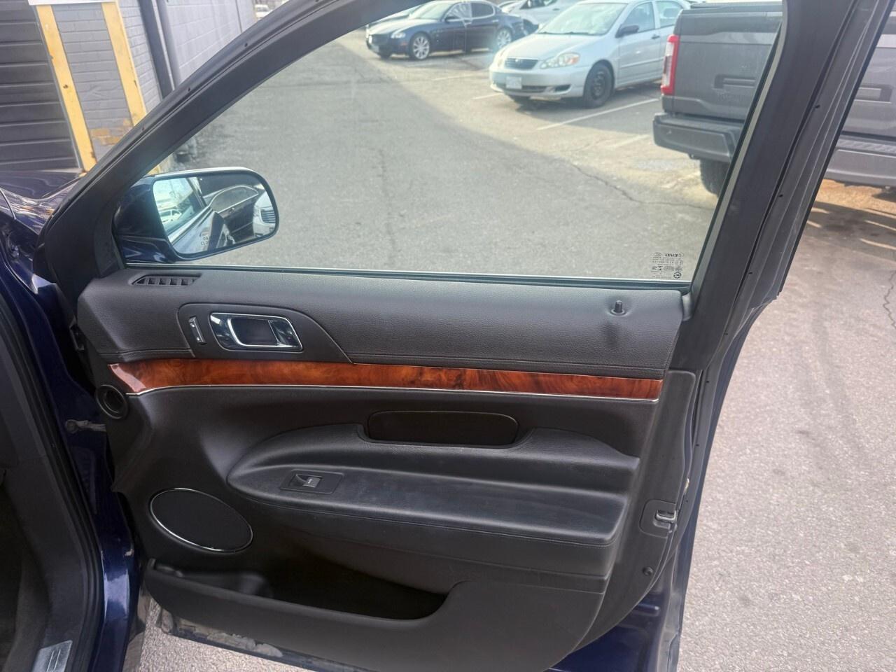 2011 Lincoln MKT 4dr Wgn 3.5L AWD 2011 Lincoln MKT all-wheel-drive Photo