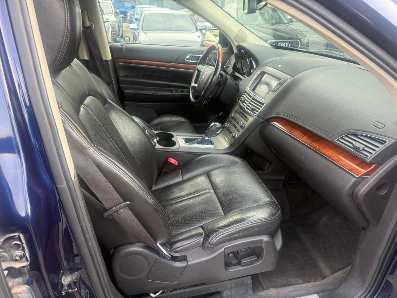 2011 Lincoln MKT 4dr Wgn 3.5L AWD 2011 Lincoln MKT all-wheel-drive Photo