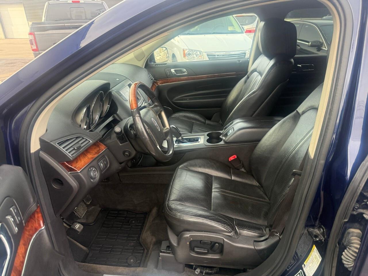 2011 Lincoln MKT 4dr Wgn 3.5L AWD 2011 Lincoln MKT all-wheel-drive Photo