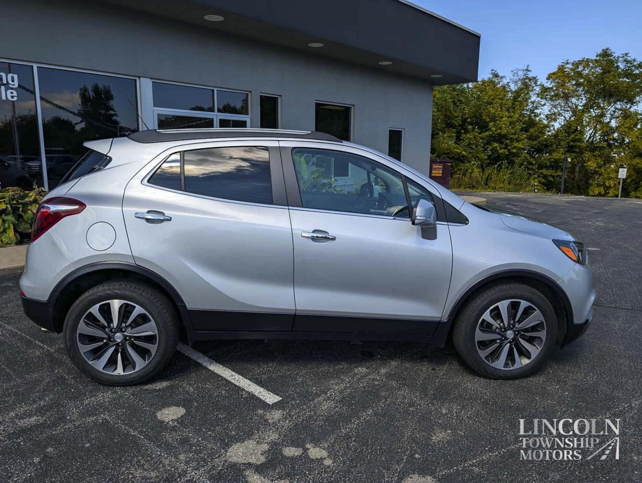 2017 Buick Encore Essence- CLEAN CARFAX, HEATED SEATS, RMT START! Photo