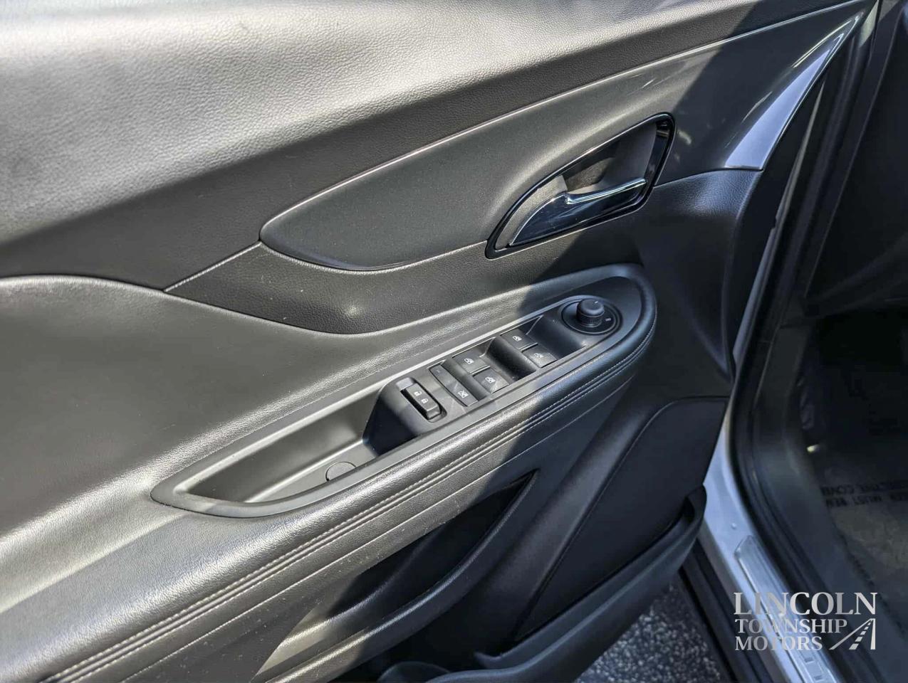 2017 Buick Encore Essence- CLEAN CARFAX, HEATED SEATS, RMT START! Photo