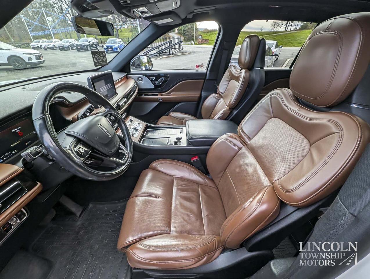 2020 Lincoln Aviator Reserve - CLEAN CARFAX, NAV, AWD, 7 SEATER, LOADED Photo