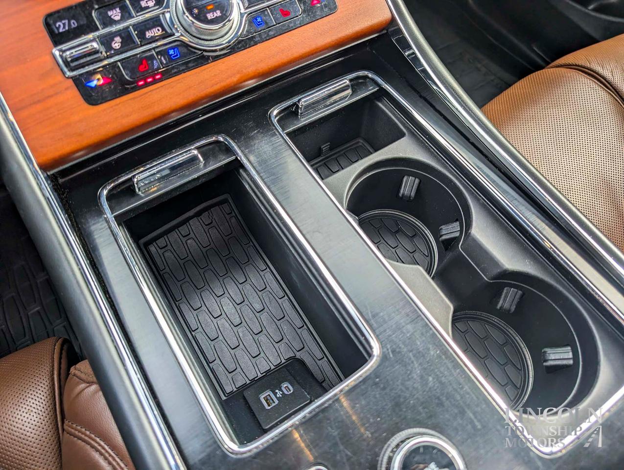 2020 Lincoln Aviator Reserve - CLEAN CARFAX, NAV, AWD, 7 SEATER, LOADED Photo