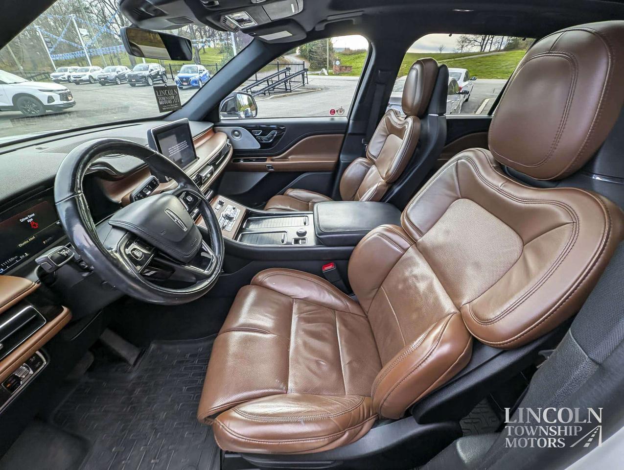 2020 Lincoln Aviator Reserve - CLEAN CARFAX, NAV, AWD, 7 SEATER, LOADED Photo