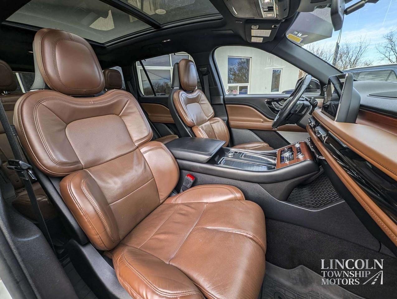 2020 Lincoln Aviator Reserve - CLEAN CARFAX, NAV, AWD, 7 SEATER, LOADED Photo