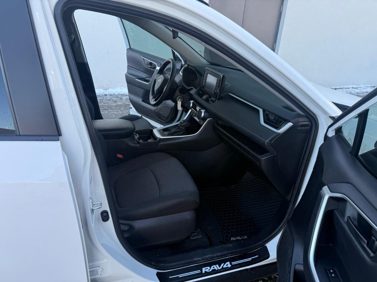 2021 Toyota RAV4 LE AWD 2021 Toyota RAV4 LE all-wheel-drive Photo