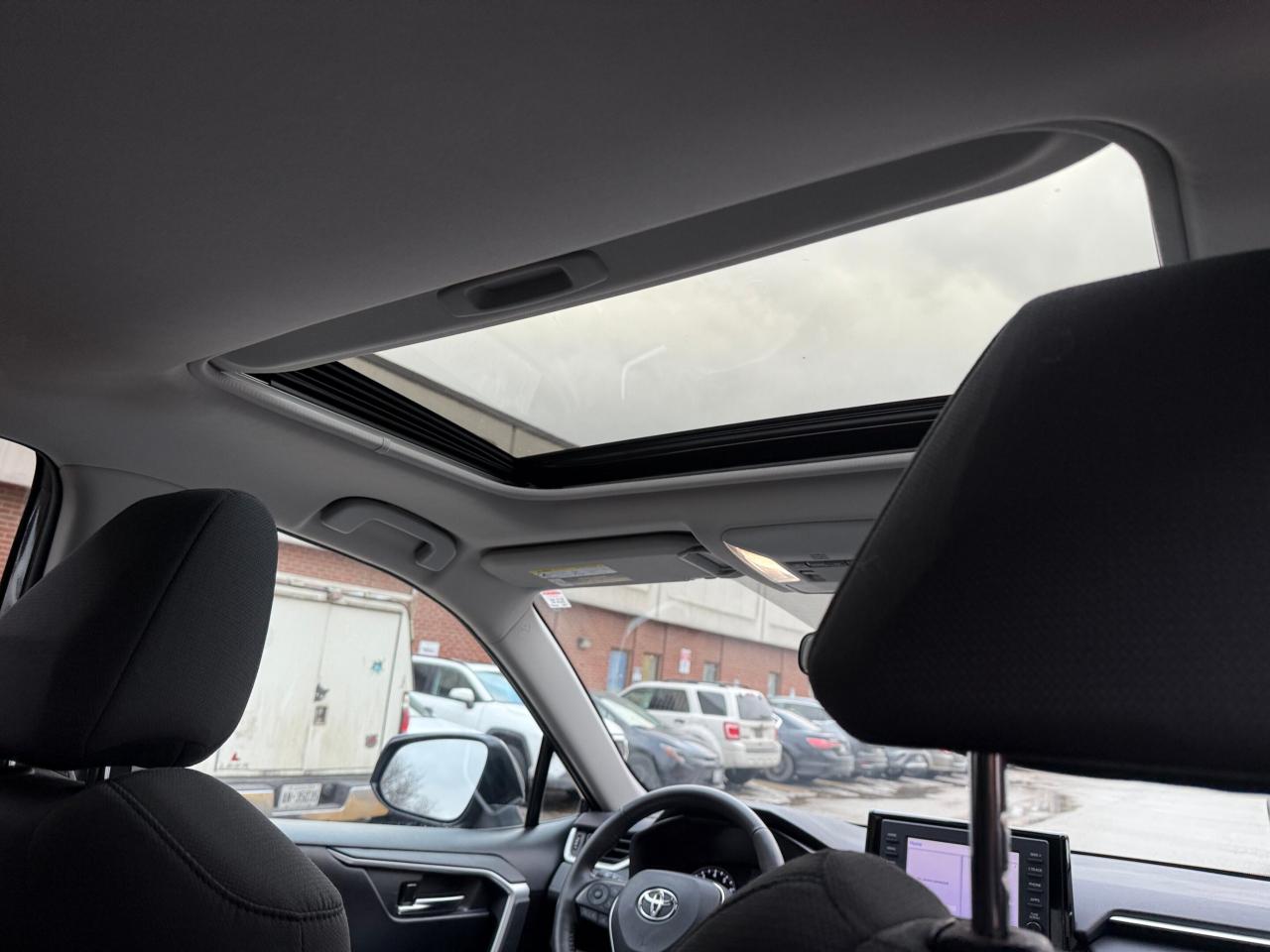 2022 Toyota RAV4 XLE AWD, ONE OWNER, SUNROOF, PUSH BUTTON START Photo