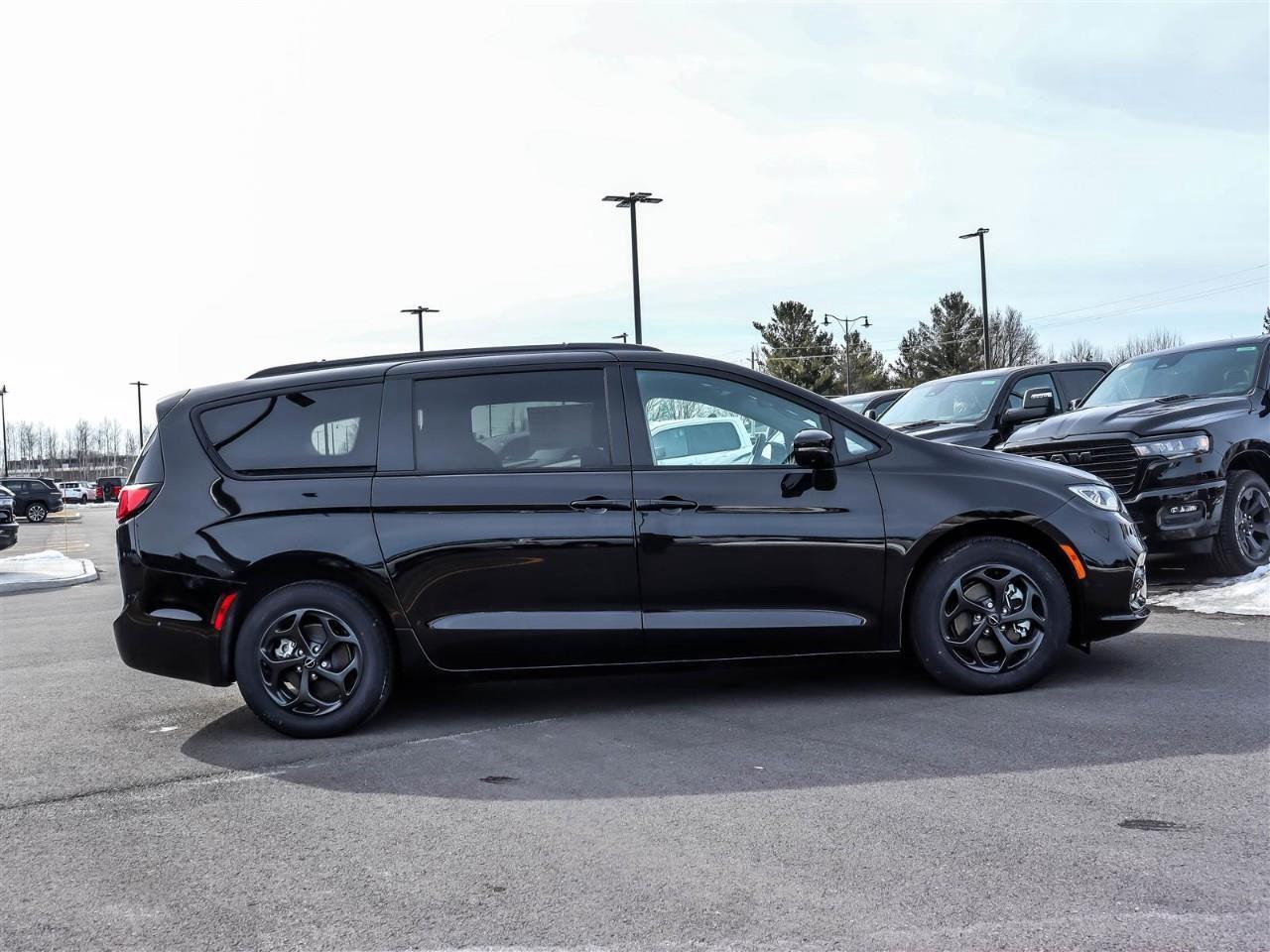 2024 Chrysler Pacifica Hybrid Select Incl. Panoramic Sunroof + Leather Seats Photo
