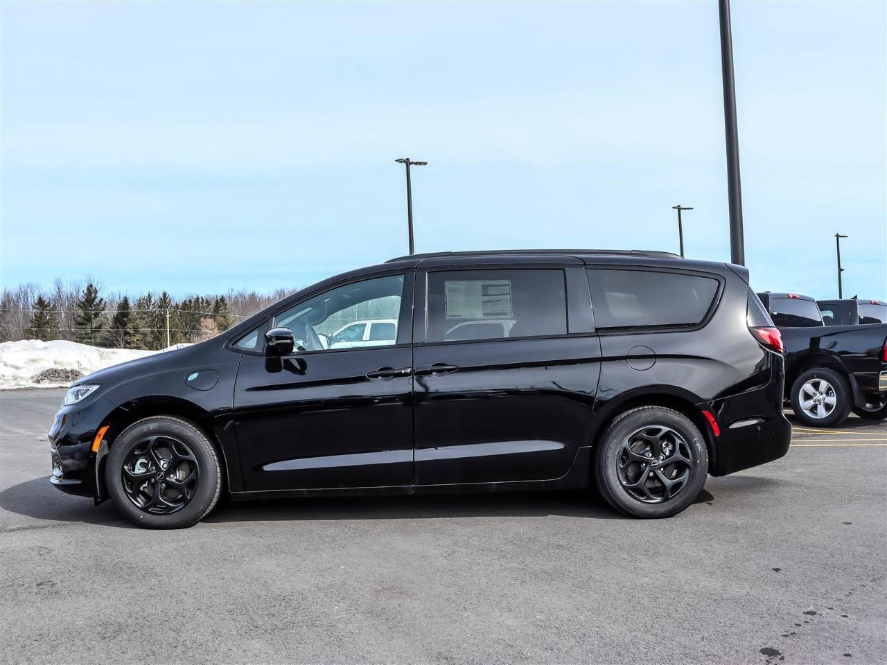 2024 Chrysler Pacifica Hybrid Select Incl. Panoramic Sunroof + Leather Seats Photo2