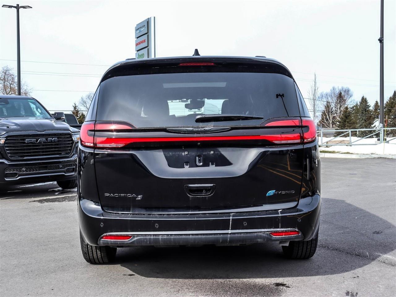 2024 Chrysler Pacifica Hybrid Select Incl. Panoramic Sunroof + Leather Seats Photo