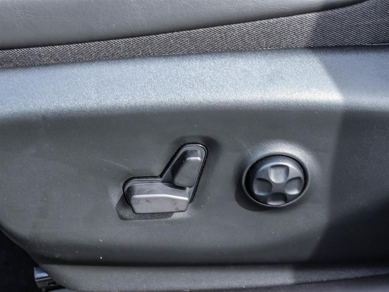 2024 Chrysler Pacifica Hybrid Select Incl. Panoramic Sunroof + Leather Seats Photo