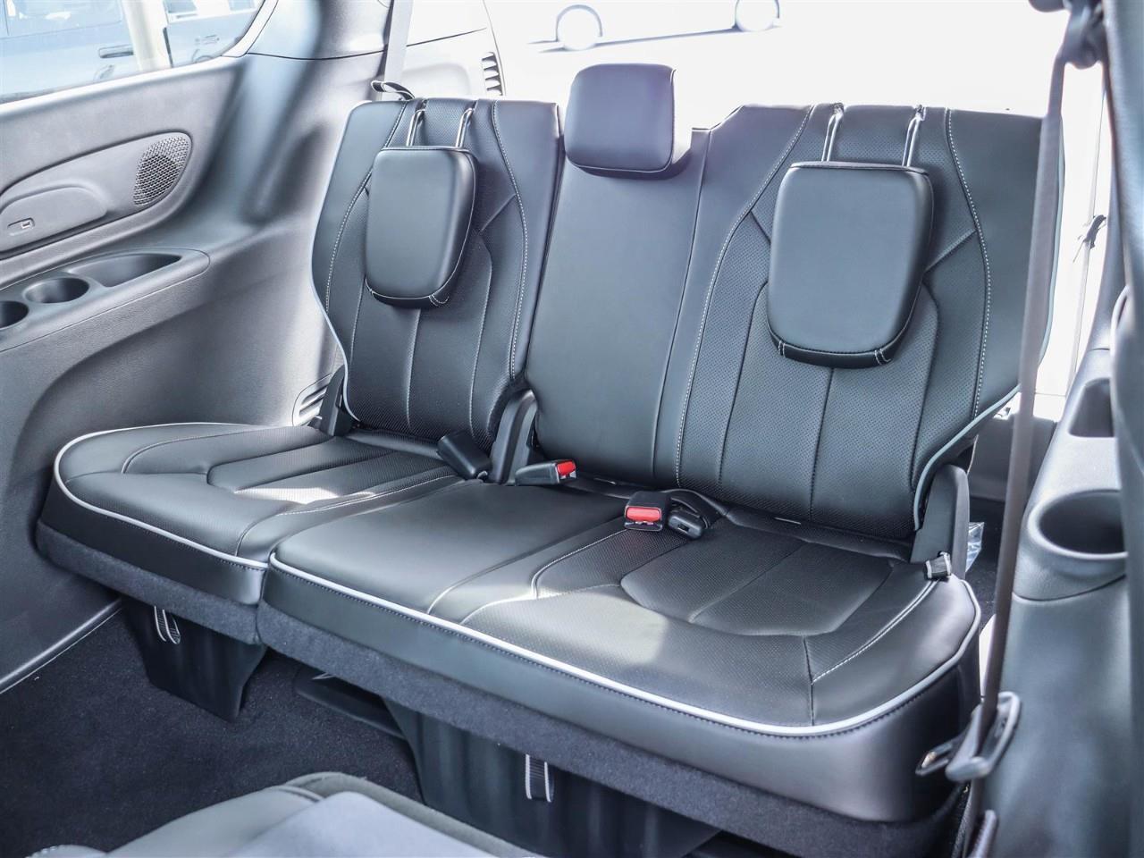 2024 Chrysler Pacifica Hybrid Select Incl. Panoramic Sunroof + Leather Seats Photo