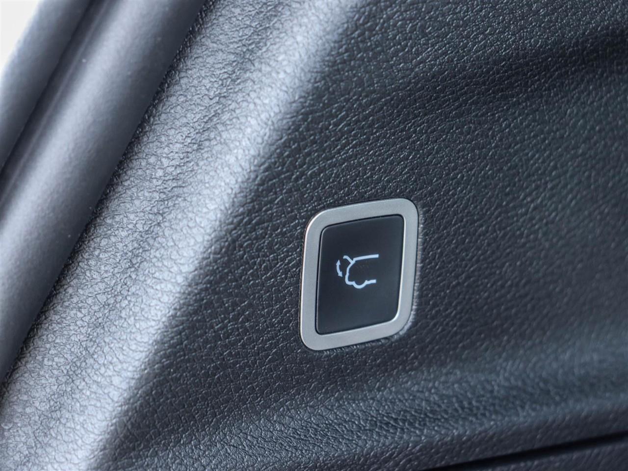 2024 Chrysler Pacifica Hybrid Select Incl. Panoramic Sunroof + Leather Seats Photo