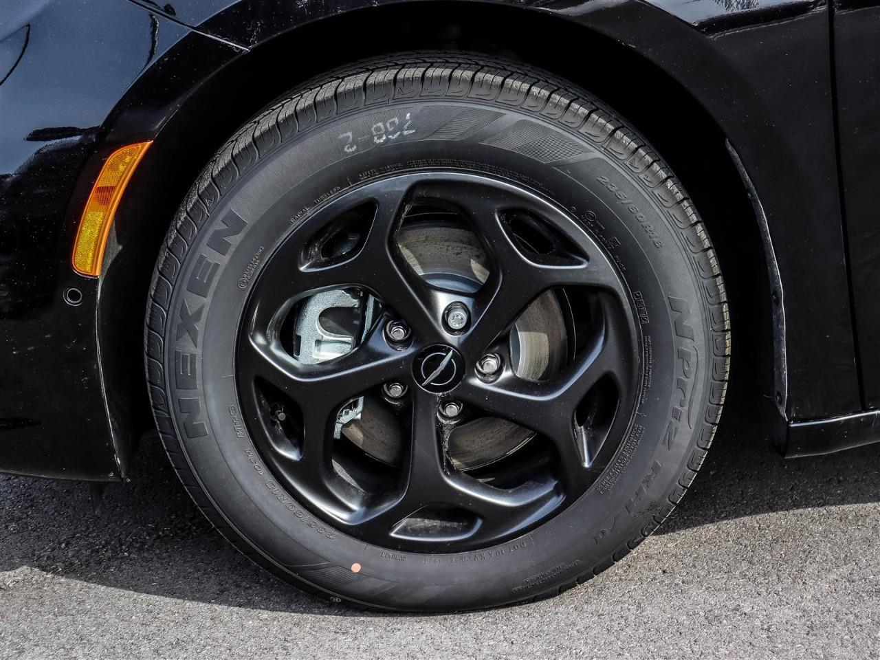 2024 Chrysler Pacifica Hybrid Select Incl. Panoramic Sunroof + Leather Seats Photo