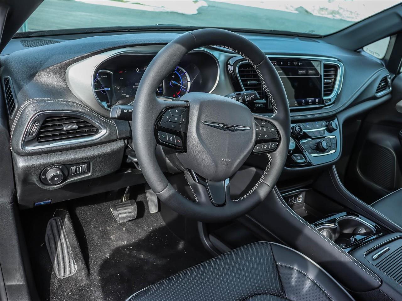 2024 Chrysler Pacifica Hybrid Select Incl. Panoramic Sunroof + Leather Seats Photo