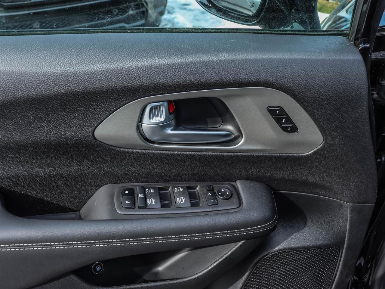 2024 Chrysler Pacifica Hybrid Select Incl. Panoramic Sunroof + Leather Seats Photo