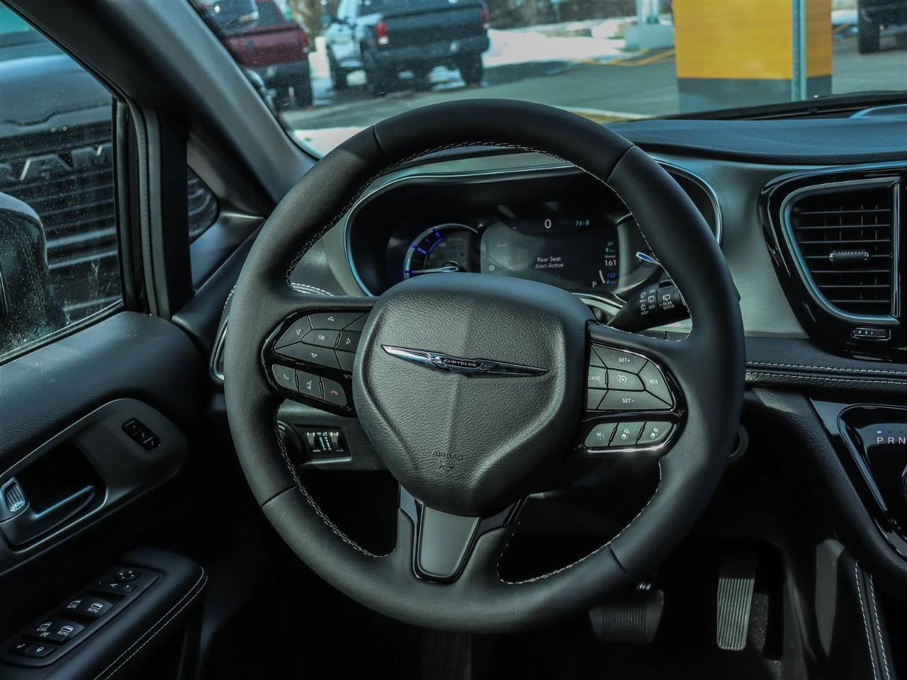 2024 Chrysler Pacifica Hybrid Select Incl. Panoramic Sunroof + Leather Seats Photo