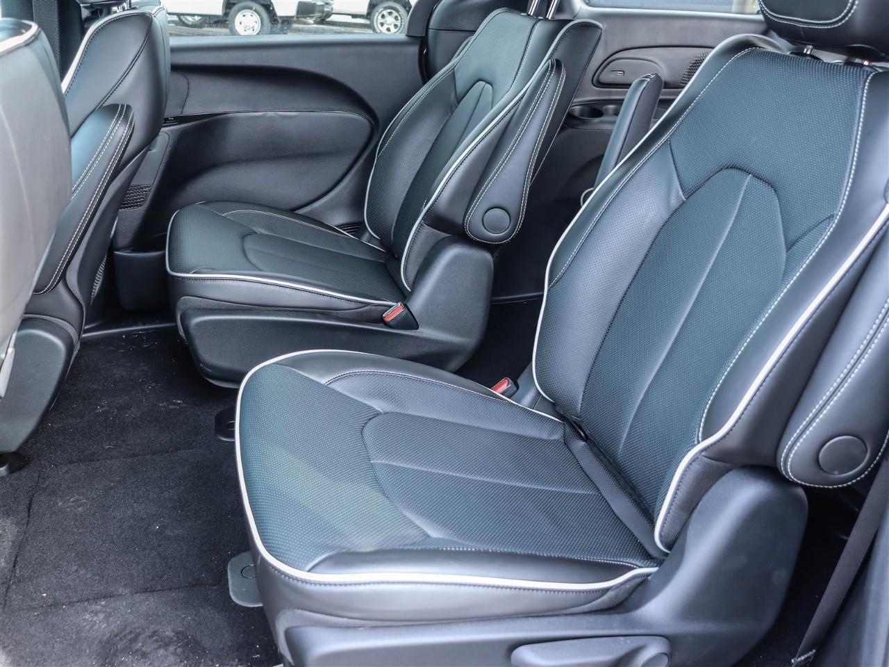 2024 Chrysler Pacifica Hybrid Select Incl. Panoramic Sunroof + Leather Seats Photo